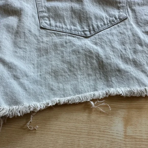 SOLD🩵Good American Light Wash Distressed Bombshell Denim Short in Blue648 Size - Picture 14 of 16